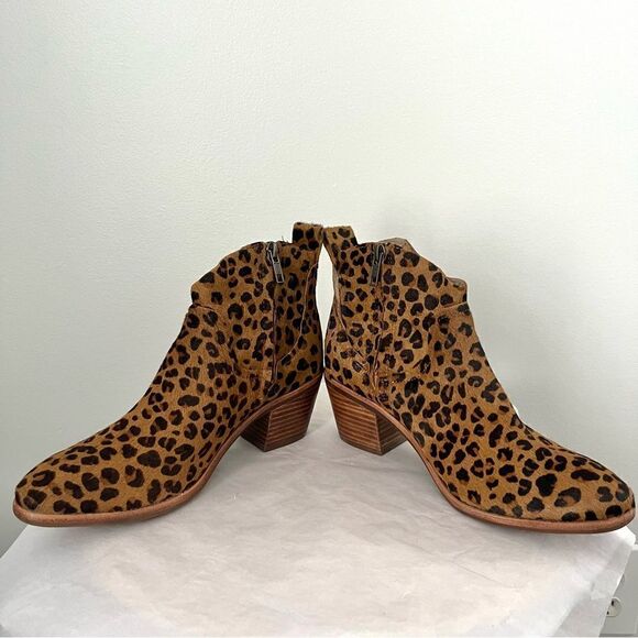 UGG Kingsburg Western Side Zip Wood Block Heel Ankle Boot in Leopard, Size NWOB - Picture 5 of 10